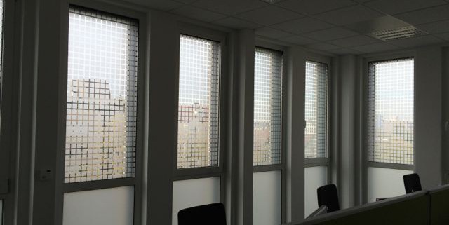 Milchglasfolie Büro Fensterfront